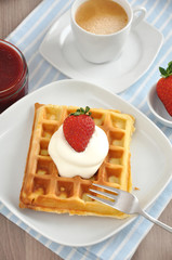 Frische Waffeln zum Frühstück