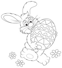 Lapin de Pâques portant un œuf de Pâques décoré