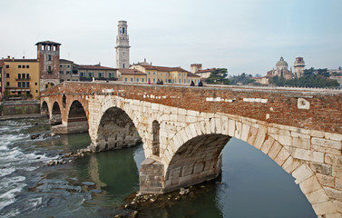 Fototapeta na wymiar Verona - Pietra most - i Duomo i wieża San Giorgio