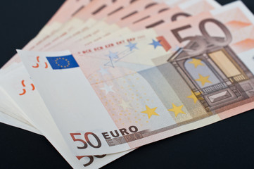 banconote da 50 euro in fila