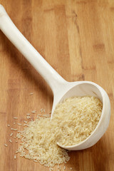 Ungekochter Reis in Holzkelle