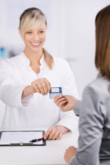 patientin überreicht versicherungskarte