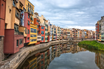 Fototapeta na wymiar Colorful houses and apartments in the historic city of Girona