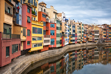 Fototapeta na wymiar Kolorowe domy i apartamenty w zabytkowym mieście Girona