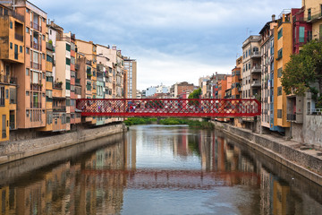Fototapeta na wymiar Colorful houses and apartments in the historic city of Girona