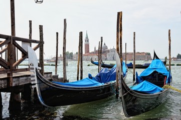 Fototapeta na wymiar Zobacz do gondoli i zacumowanych łodzi w Wenecji.