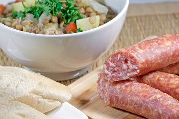 Hausgemachte Linsensuppe  Mettwurst und Weißbrot