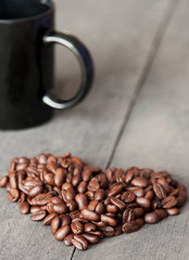 Kaffebohnenherz mit Tasse