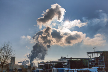 Industrieschlot mit Abgasen