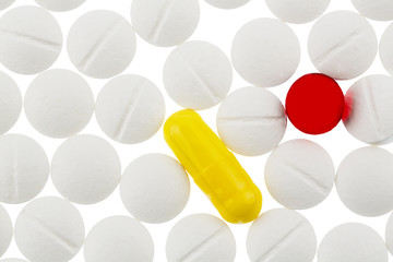 Bunte und weiße Tabletten