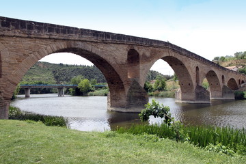 Fototapeta na wymiar Romański most w Puente la Reina, Navarre, Hiszpania