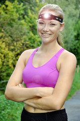 Joggrerin mit Stirnleuchte