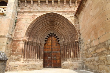 Fototapeta na wymiar Iglesia de San Roman, kościół w Cirauqui, Nawarra, Hiszpania