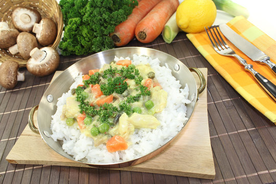 Hühnerfrikassee mit Reis und Gemüse