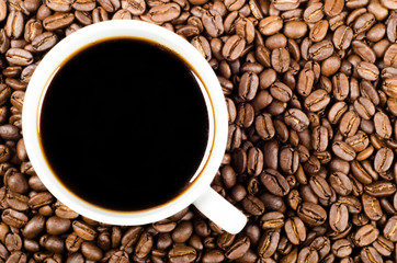 schwarzer Filterkaffee auf Kaffeebohnen mit Textfreiraum