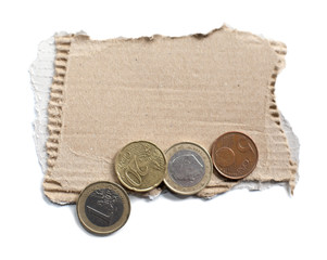 carton et pièces de monnaies mendiant