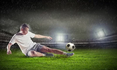 Gordijnen voetballer die de bal slaat © Sergey Nivens