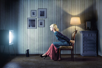 woman  watching  tv