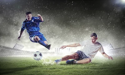 Rolgordijnen Voetbal twee voetballers die de bal slaan