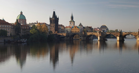 Fototapeta na wymiar Most Karola w Pradze panorama o zachodzie słońca, Republika Czeska