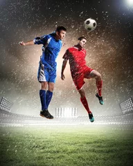 Fotobehang Voetbal twee voetballers die de bal slaan