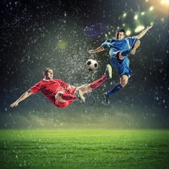  twee voetballers die de bal slaan © Sergey Nivens
