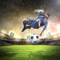 Türaufkleber Fußballspieler, der den Ball schlägt © Sergey Nivens