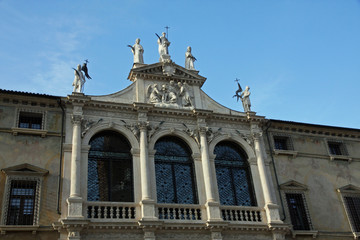 Fototapeta na wymiar fasada starego kościoła San Vincenzo