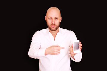 Mann präsentiert Smartphone