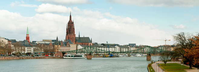 Panorama Frankfurt mit Dom und Eisernem Steg