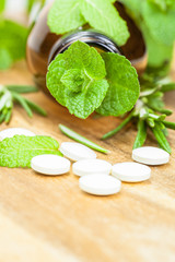 Obraz na płótnie Canvas medycyny alternatywnej z tabletek ziołowych i homeopatycznych