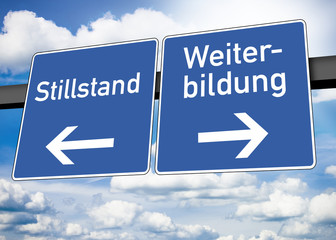 Verkehrsschild mit Stillstand und Weiterbildung
