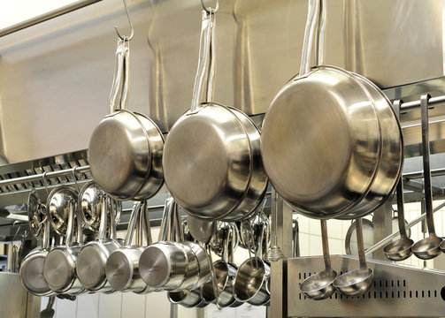 T&ouml;pfe unf Pfannen in der Restaurantk&uuml;che