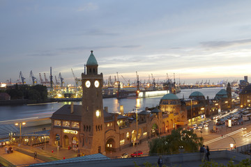 Fototapeta premium Hamburg - Landungsbrücken am Abend