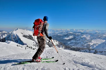 Gartenposter Wintersport Skitourengeher bereit zur Abfahrt