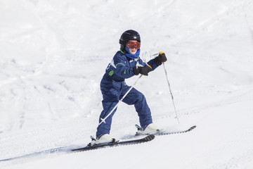 Fototapeta na wymiar Dziecko na nartach