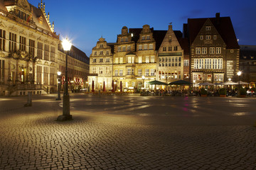 Fototapeta na wymiar Bremen - Plac Ratuszowy wieczorem