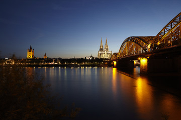 Fototapeta na wymiar Köln - Kölner Dom und Hohenzollernbrücke am Abend