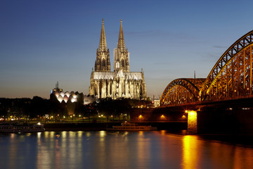 Köln - Kölner Dom und Hohenzollernbrücke am Abend