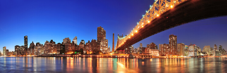 Fototapeta na wymiar Queensboro Bridge i Manhattan