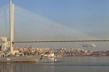 Obraz premium The bridge through a bay