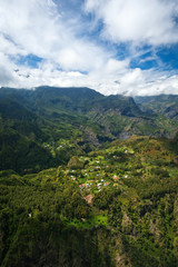Fototapeta premium Village au coeur du cirque de Mafate - La Réunion