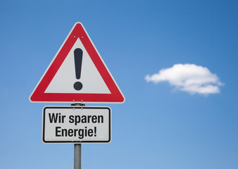 Achtung Schild mit Wolke WIR SPAREN ENERGIE!