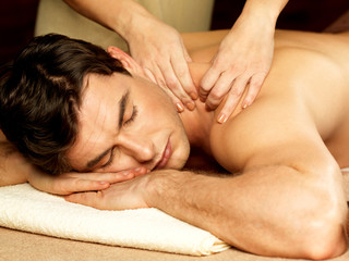 Fototapeta na wymiar Człowiek o masaż w salonie spa