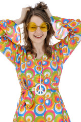 Junge Frau im Hippie-Kostüm lacht