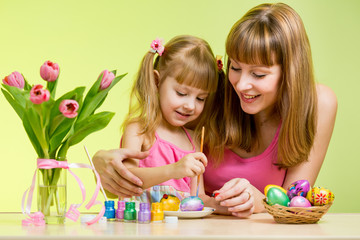 Obraz na płótnie Canvas Matka i córka, dziecko, jaja wielkanocne malowanie
