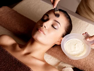 Poster Spa therapy for woman receiving facial mask © Valua Vitaly