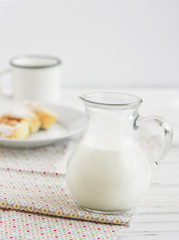 Стеклянный кувшин с молоком