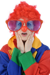 Junge Frau im Clown-Kostüm mit großer Brille