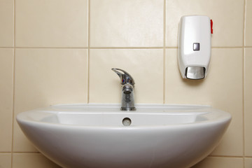 White sink and tap in the bathroom